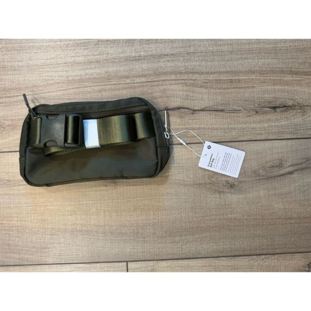 NEW Lululemon Everywhere Belt Bag Army Green 1L Fanny Pack Classic Gorpcore Gym - Picture 3 of 5
